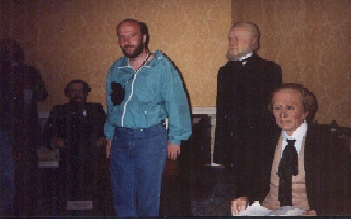 Mogens på Madam Tassaud i London, i selskab med Dickens, Hugo og H. C. Andersen