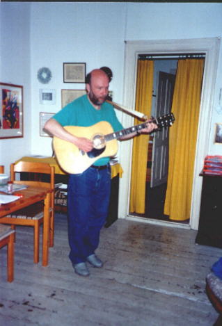 Mogens spiller på sin guitar. Mig og min guitar