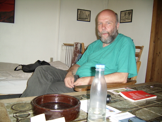Mig siddende ved et bord